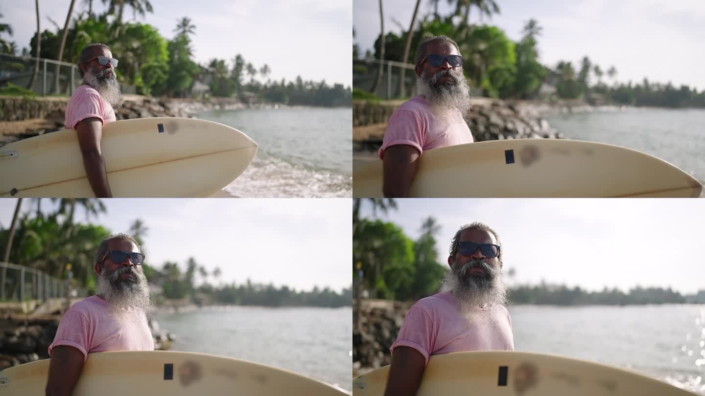 带着冲浪板走在沙滩上的老年男性旅行者，拥有积极健康的黄金生活方式，放眼四周，乘着小船欣赏海湾美景，异
