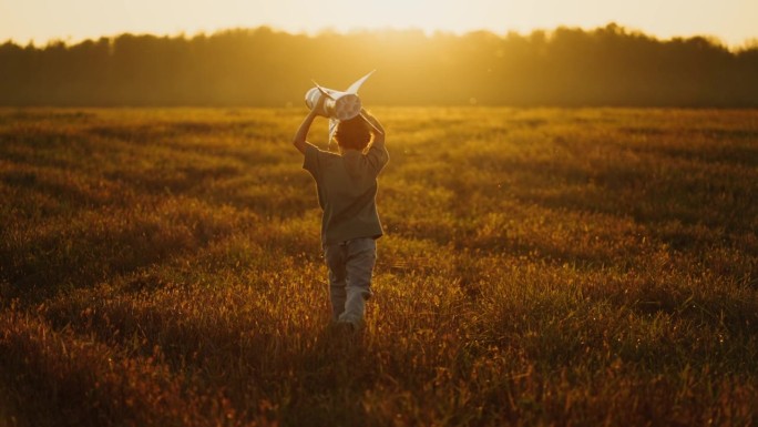 未来的宇航员夏天在草地上玩手工火箭，小男孩梦想着太空