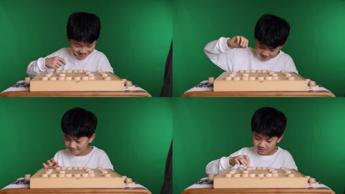 中国小男孩在下棋中国象棋8K实拍
