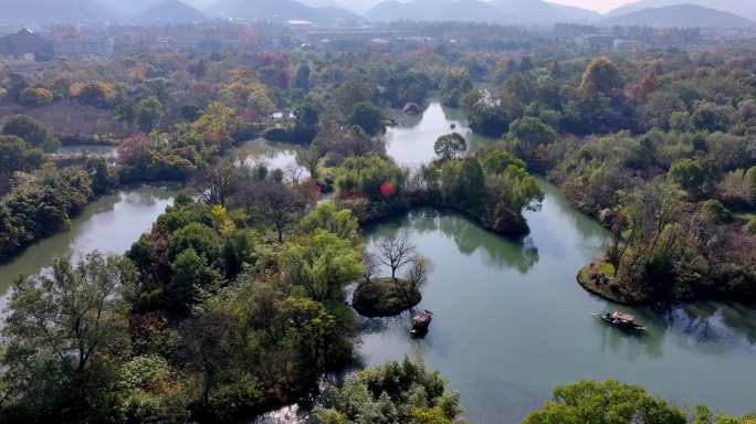 摇橹船在杭州西溪湿地河道中前行