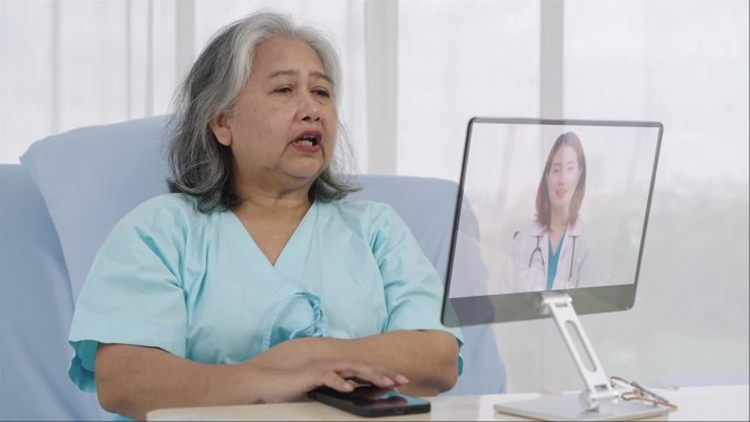 亚洲老年病人入院医生通过互联网向病人提供医疗建议