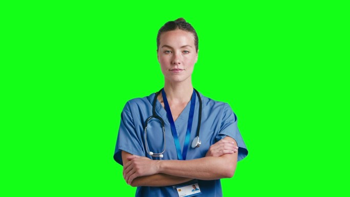 工作室肖像严肃的女医生或护士穿着手术服对着绿屏幕