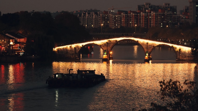 杭州拱宸桥夜景灯火大运河货船穿梭