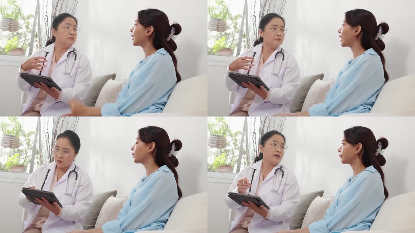 患者亚洲少女坐在沙发上与医生进行心理治疗，医生一边检查一边协助青少年讲解，并在平板电脑上书写医疗文件