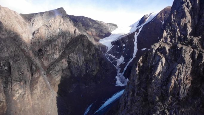 大冰川和山峰的俯视图。空中无人机展示了一幅美丽的景观和巨大的岩石。永雪藏山。