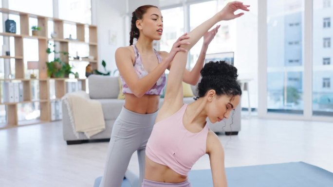 教练，帮助妇女在瑜伽运动伸展或禅屋工作室锻炼放松。教练，人或私人教练教妇女训练身体的灵活性或平衡在家