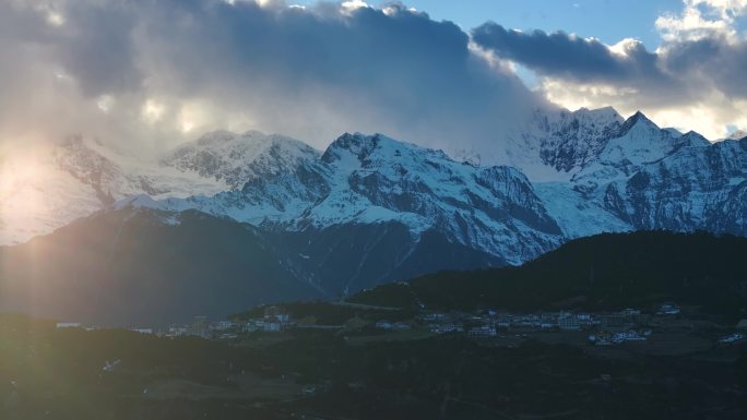 梅里雪山日照金山