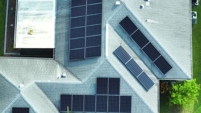 标准的美国住宅，屋顶覆盖太阳能光伏板，用于生产清洁的生态电能。自主住宅的概念