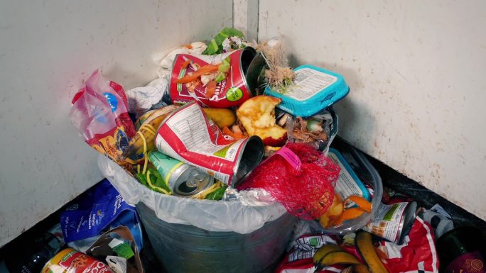 在凌乱的家庭里，罐头被扔进垃圾桶