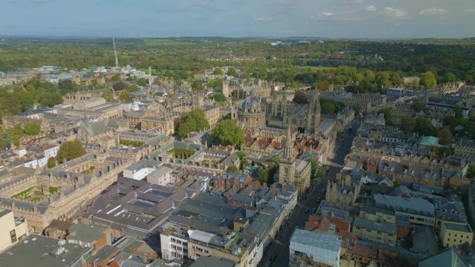 英国牛津市中心的无人机航拍画面。