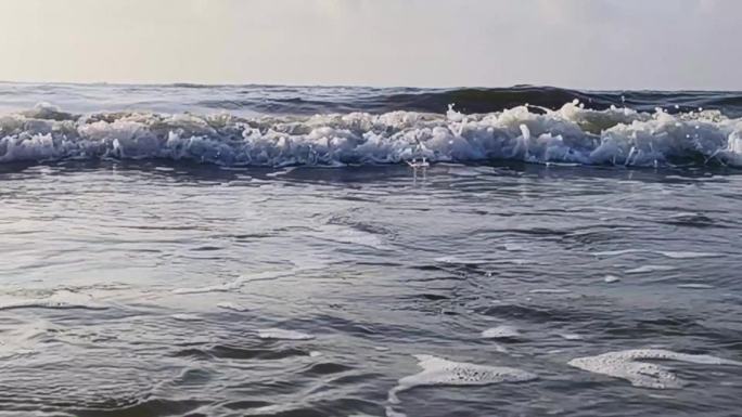 朝阳夕阳下的海滩浪花沙滩海滩晚霞潮汐海水