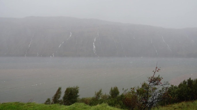 海上风暴。大雾天气和大雨