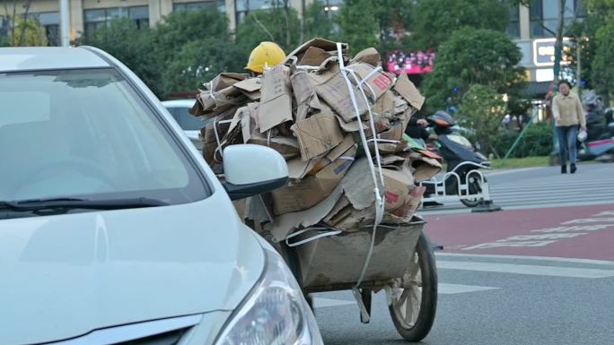 农民工纸皮，废品搬运回收，拉车背影