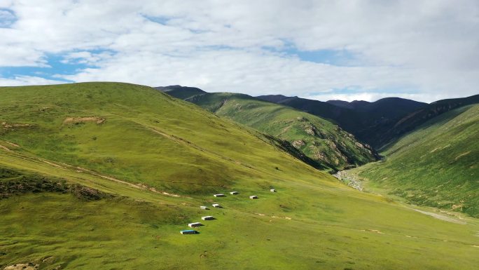 航拍风景西藏山草原辽阔自然房屋风光