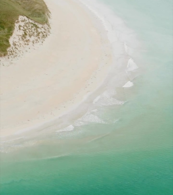无人机在安静的海滩上观看碧绿的海水