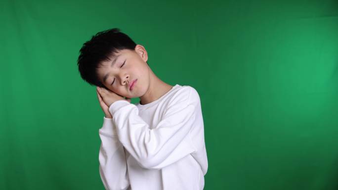 帅气的中国小男孩做手势睡觉8K实拍