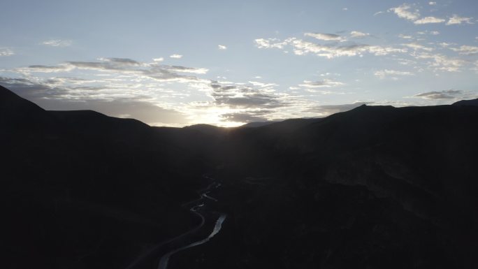 航拍风景西藏山川蜿蜒河流日出太阳风光自然