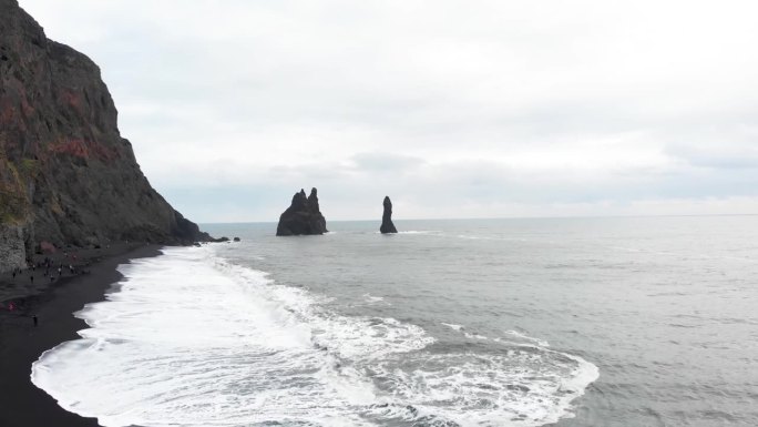 冰岛海中的黑沙滩和玄武岩海蚀柱。