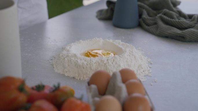 在厨房准备做面团时，鸡蛋掉进面粉堆里