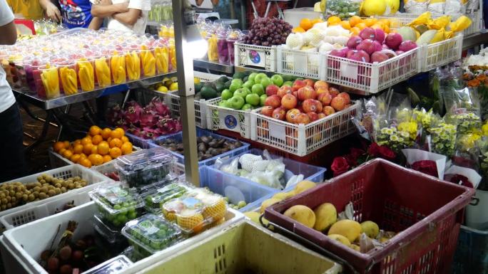 马来西亚吉隆坡Jalan Alor美食街的水果摊