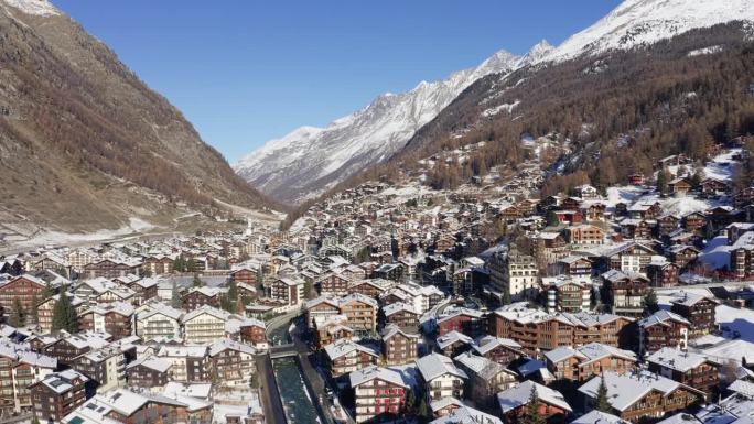 瑞士采尔马特鸟瞰图。阳光明媚的春日，瑞士阿尔卑斯山下的滑雪胜地小镇