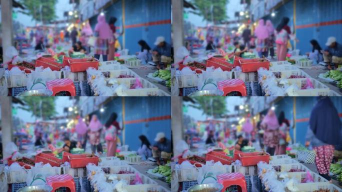在印尼传统的早市，厨房用的香料和烹饪用的食材排成一排，挂在容器里。购物者经过，卖家兜售他们的商品