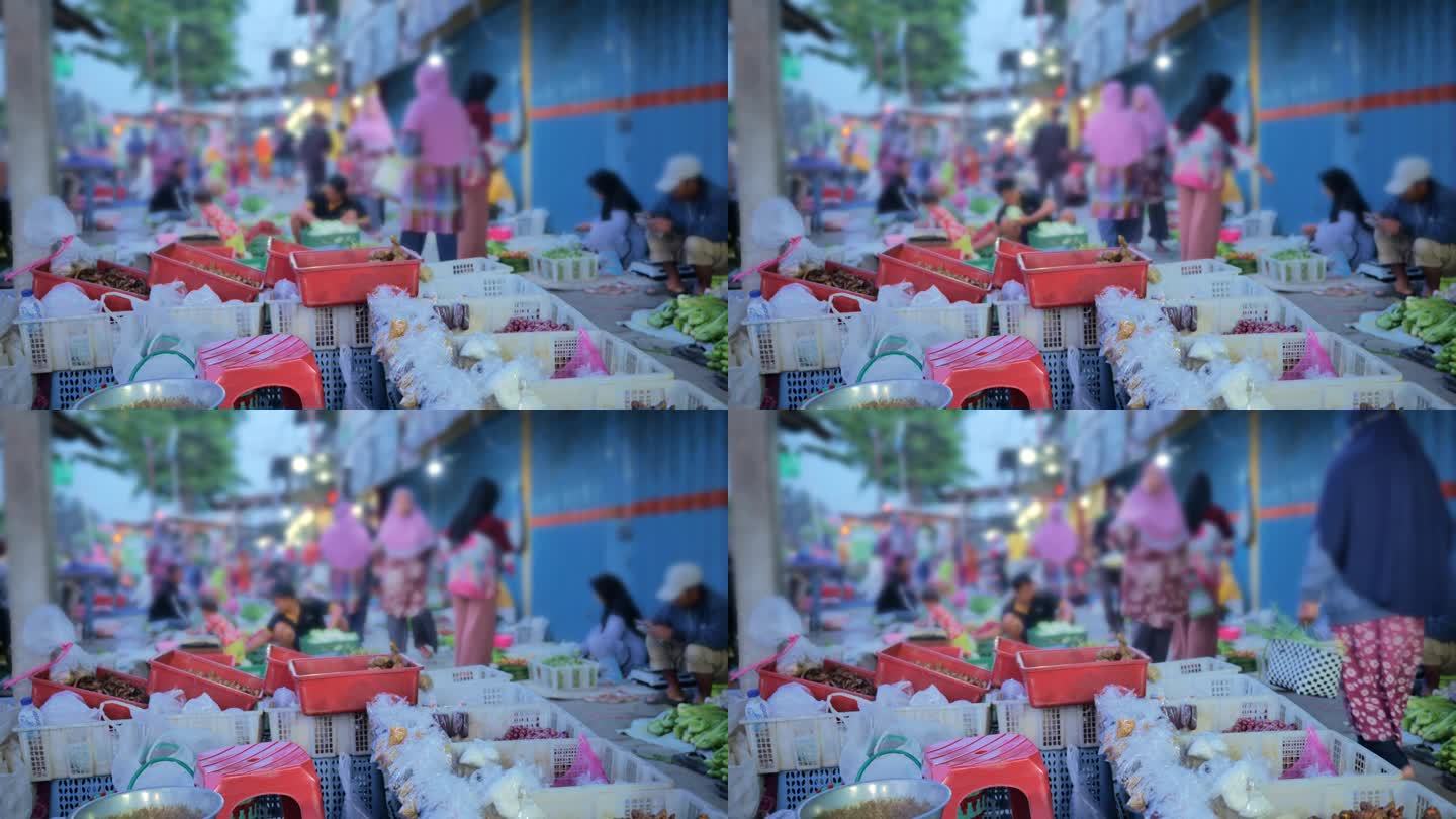 在印尼传统的早市，厨房用的香料和烹饪用的食材排成一排，挂在容器里。购物者经过，卖家兜售他们的商品