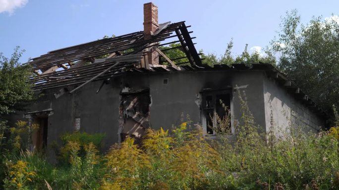 火灾后被遗弃的小房子