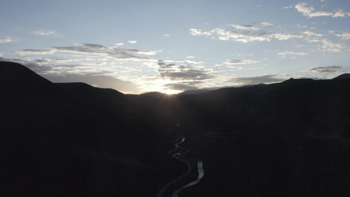 航拍风景西藏山川蜿蜒河流日出太阳风光自然