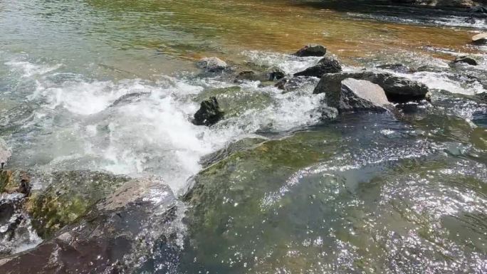 水从岩石中流过