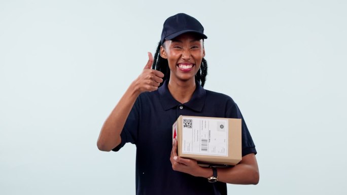 快乐的黑人女性，送外卖和送盒饭的时候，成功地竖起大拇指或表示感谢。非洲女性或快递员的肖像，带着喜欢的