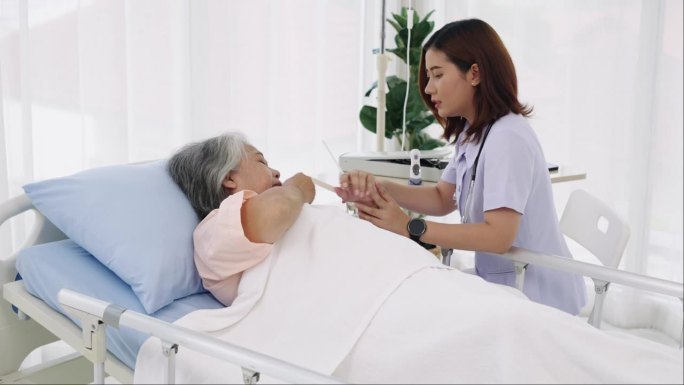 护士用数字体温计给病人量体温。