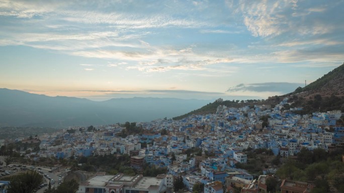 全景日落延时拍摄在蓝色城市舍夫沙万，摩洛哥，非洲。