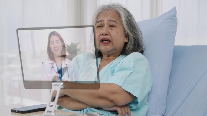 亚洲老年病人入院医生通过互联网向病人提供医疗建议