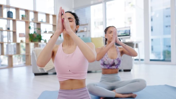祈祷，瑜伽或女性冥想，锻炼或健身锻炼在禅家工作室放松一起。平衡，人们或健康的朋友在训练中以平静的姿势
