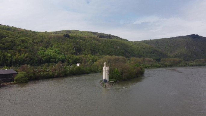 德国的老鼠塔是莱茵河上一个历史悠久的水路信号和收费瞭望塔