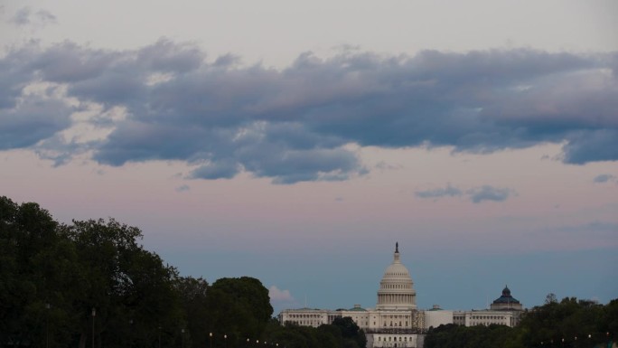 美国国会大厦上空的彩色延时云，华盛顿特区