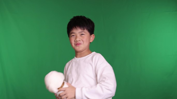 帅气的中国小男孩扔出毛绒玩具唯美慢镜头