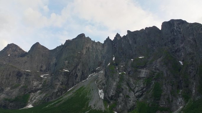 在挪威劳马，雄伟的巨魔墙和崎岖的山峰。鸟瞰图