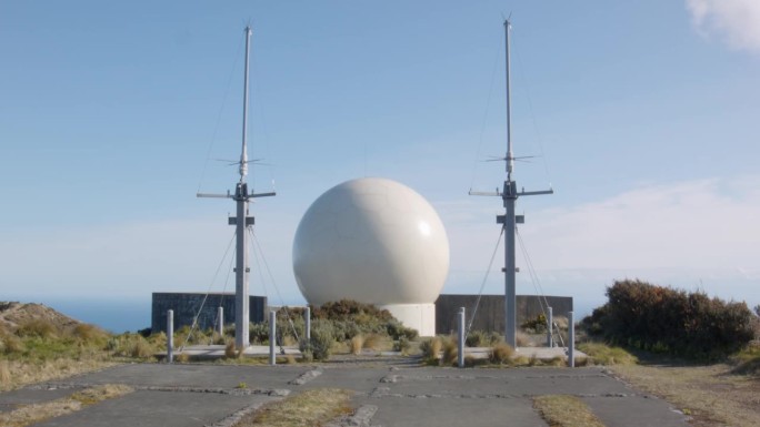 在山顶上有天线的雷达穹顶。新西兰惠灵顿的霍金斯山