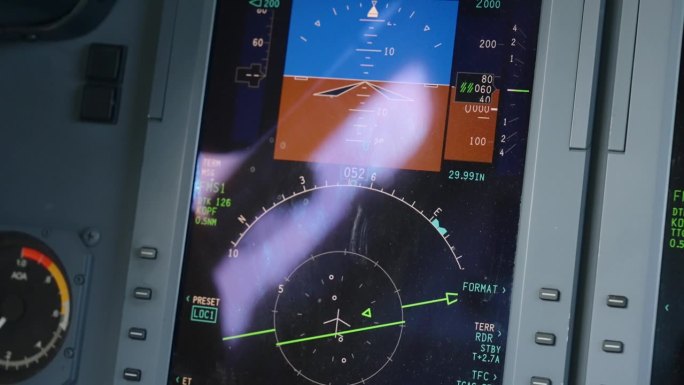 豪客750豪华喷气式飞机内飞行员的首次飞行显示的爆炸镜头。PFD取代人工地平线，同时显示校准的空速、