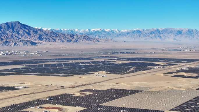 青藏高原荒漠上的大型光伏电站
