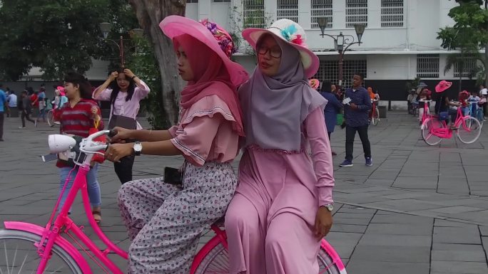 印尼骑车女孩地拍