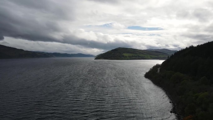 苏格兰尼斯湖鸟瞰图。这里的气氛很宁静，湖水的寂静给了它一种神秘的气氛，有可能发现传说中的尼斯湖水怪。