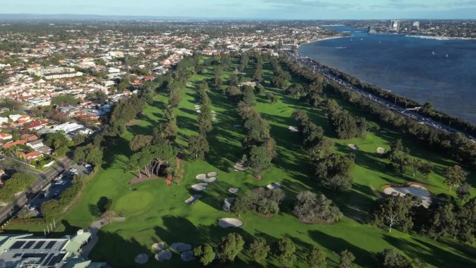 西澳大利亚珀斯市皇家珀斯高尔夫俱乐部高尔夫球场的俯拍，空中动态向下倾斜