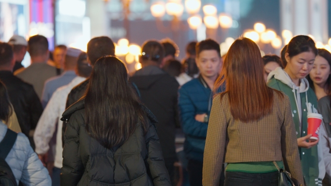 城市人群斑马线过马路脚步