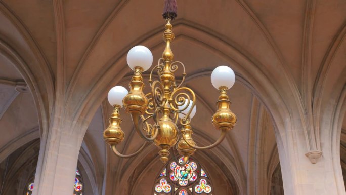 法国巴黎，圣日耳曼欧塞尔罗伊罗马天主教堂内，从天花板上垂下的吊灯的低角度拍摄。