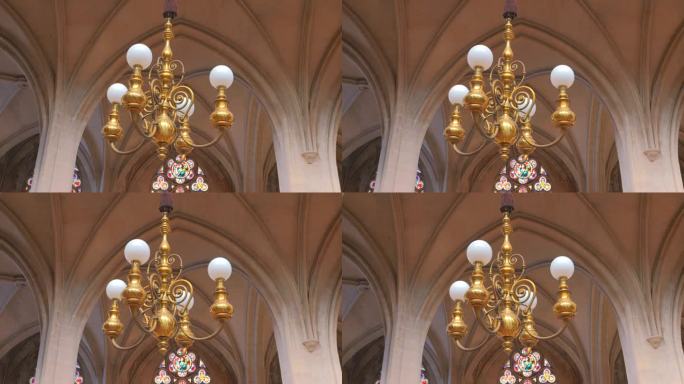 法国巴黎，圣日耳曼欧塞尔罗伊罗马天主教堂内，从天花板上垂下的吊灯的低角度拍摄。