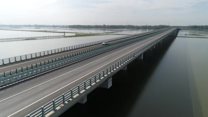 航拍公路跨江大桥