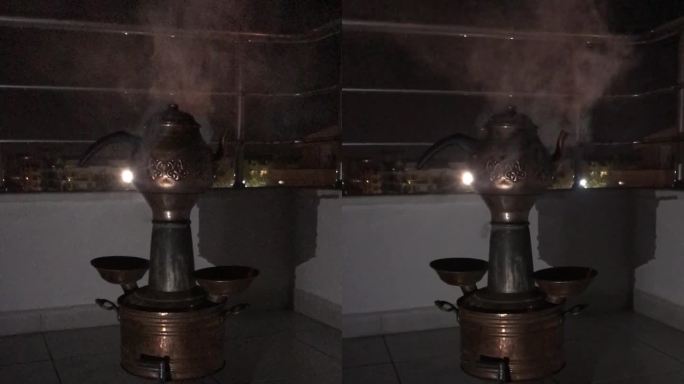 木头上的土耳其茶炊。有烟。水壶在加热。外面是晚上。垂直视频。
